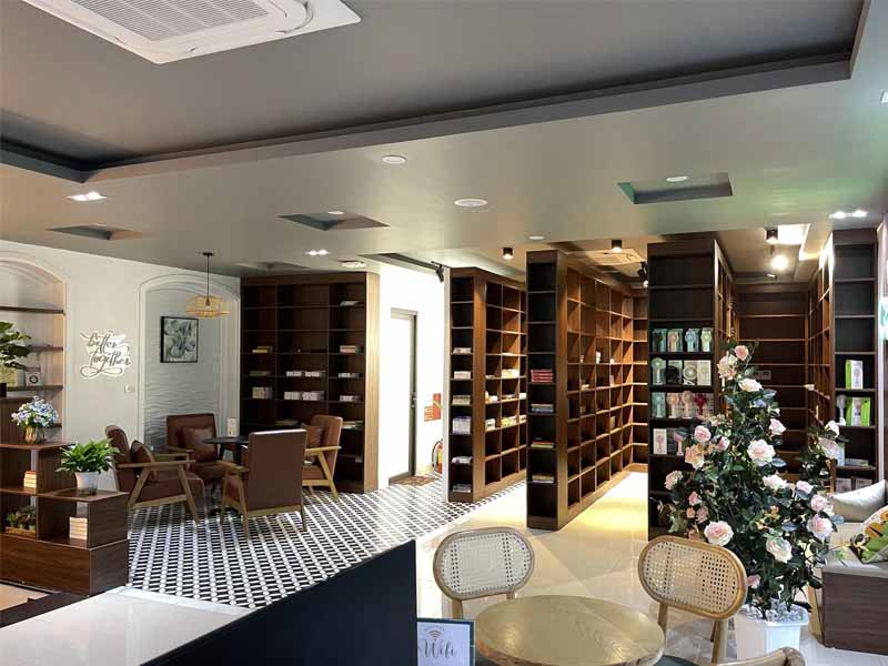 Không gian quán cafe hiện đại sử dụng loa âm trần gọn gàng