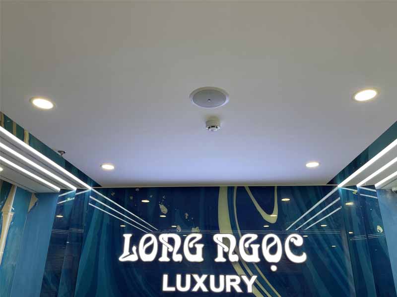 Loa âm trần được lắp đặt tại sảnh cửa hàng
