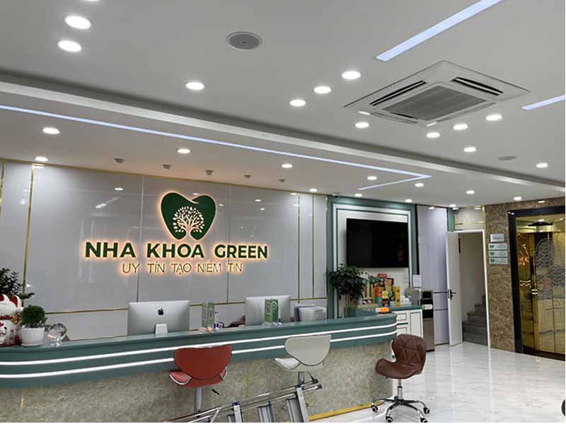 Loa âm trần phát nhạc nền được lắp tại khu sảnh của phòng khám