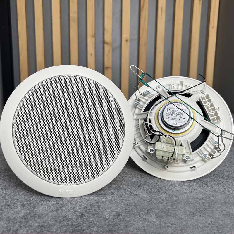 Loa gắn trần TOA PC-658R được thiết kế với một bảng nhựa và khung loa