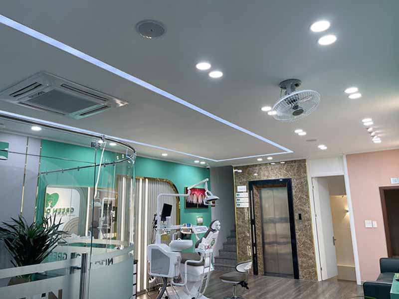 Loa gắn trần lắp âm không ảnh hưởng tới không gian nội thất của phòng khám